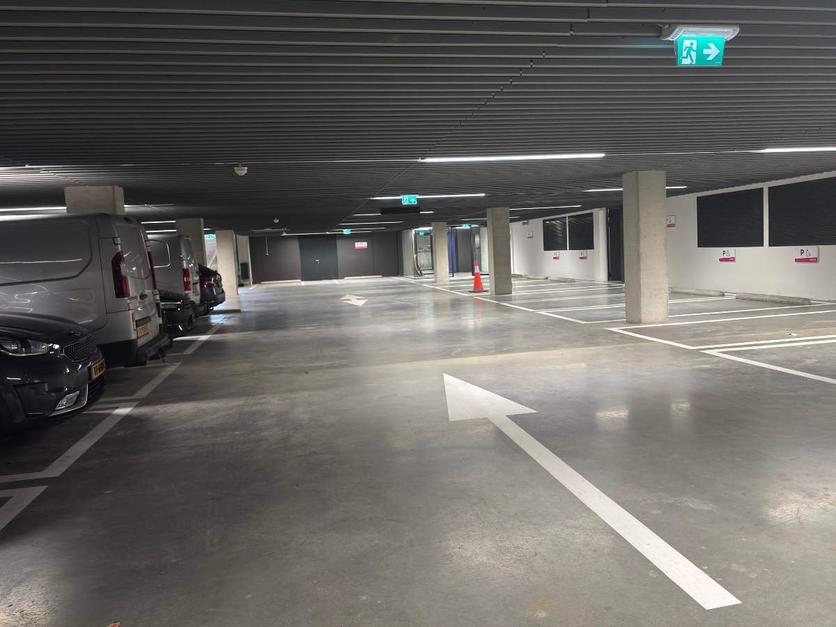 Noodverlichting in een parkeergarage